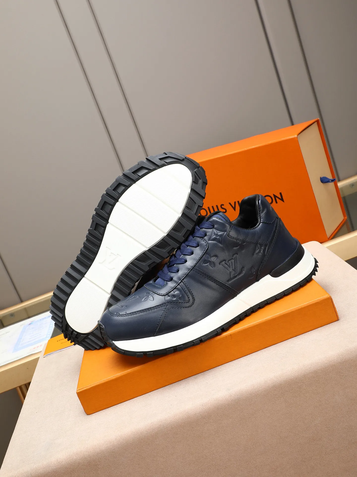Men's Shoes 💰660 L The Run Away Maxi sneaker debuts in the 2025 collection and continues the iconic design of the Run Away sneaker. The smooth cowhide leather upper features contrasting LV lettering and Vuitton logos, and a lightweight rubber wedge outsole evokes running shoe construction. High level of comfort. Looks good, wears well and matches well. Worth buying! 7 color selection size: 39-44 (45 customized)